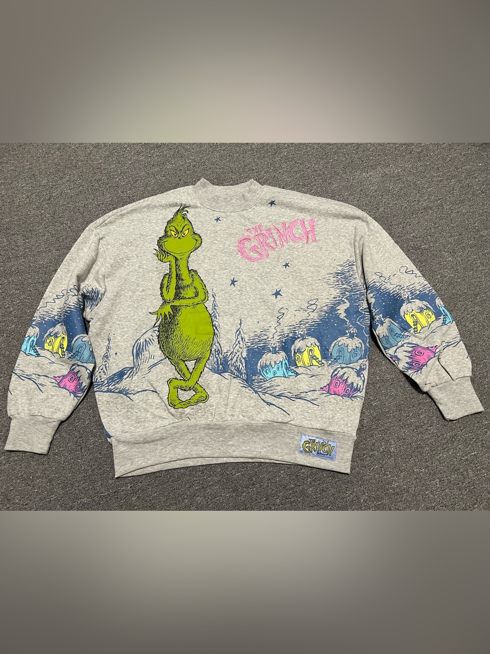 Grey Sweatshirt with Grinch and Multicolor Whoville Print Women’s M